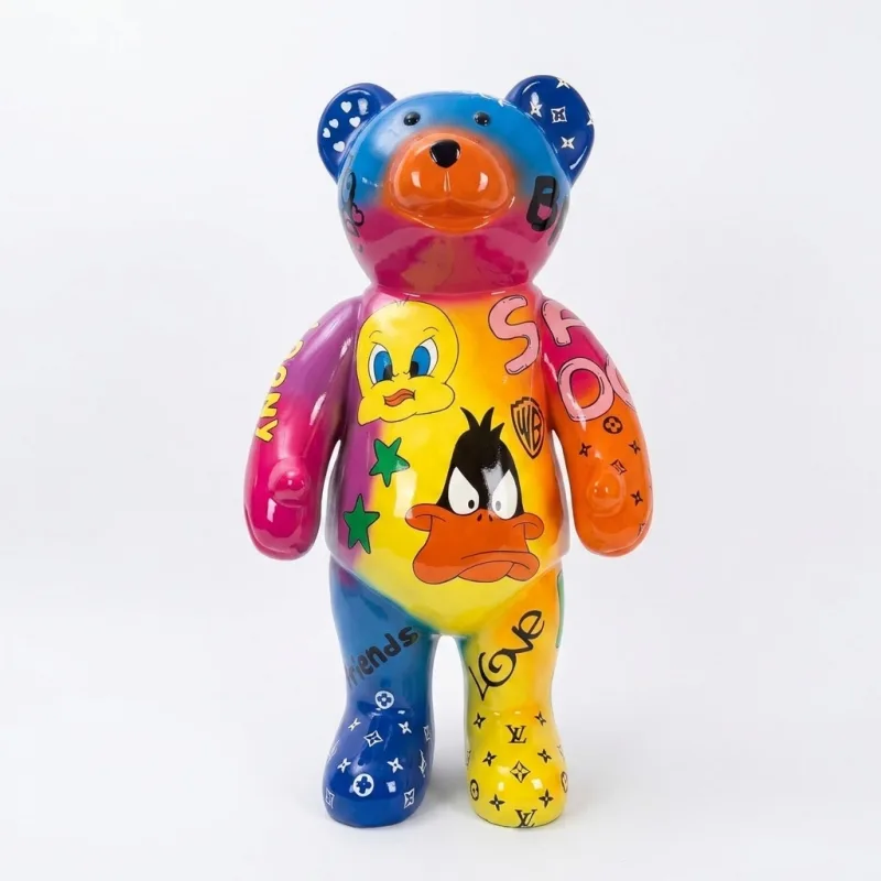Bär-Skulptur mit bunter Cartoon-Handbemalung, Vorderansicht