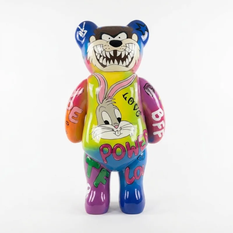 Bär-Skulptur mit bunter Cartoon-Handbemalung, Rückansicht