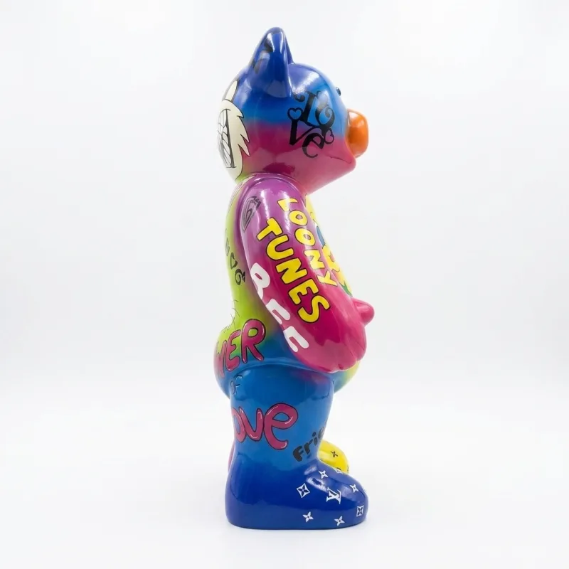 Bär-Skulptur mit bunter Cartoon-Handbemalung, Seitenansicht von links
