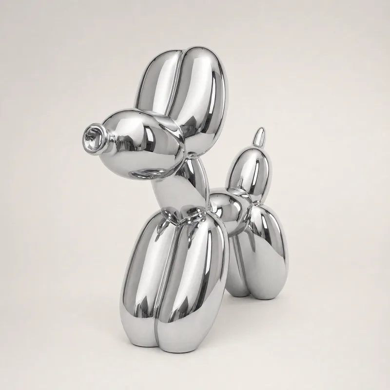 Ballonhund-Skulptur in spiegelndem Silber, schräg von vorn