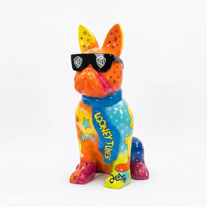 Sitzende Bulldoggen-Skulptur mit Sonnenbrille und bunter Cartoon-Bemalung, Vorderansicht