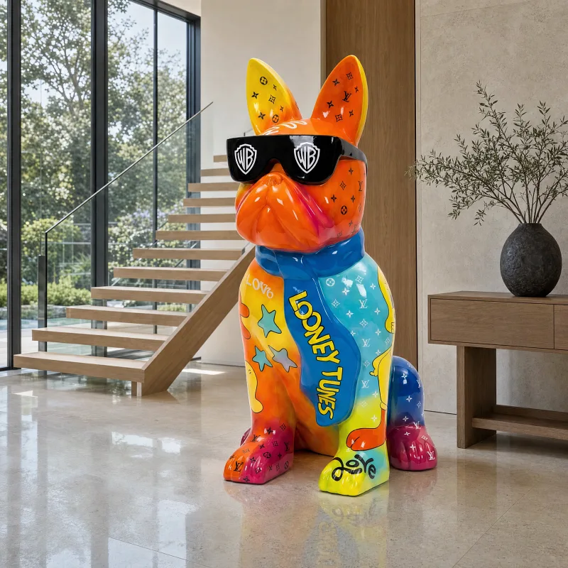 Bunte sitzende Bulldoggen-Skulptur mit Sonnenbrille in einem hellen Eingangsbereich