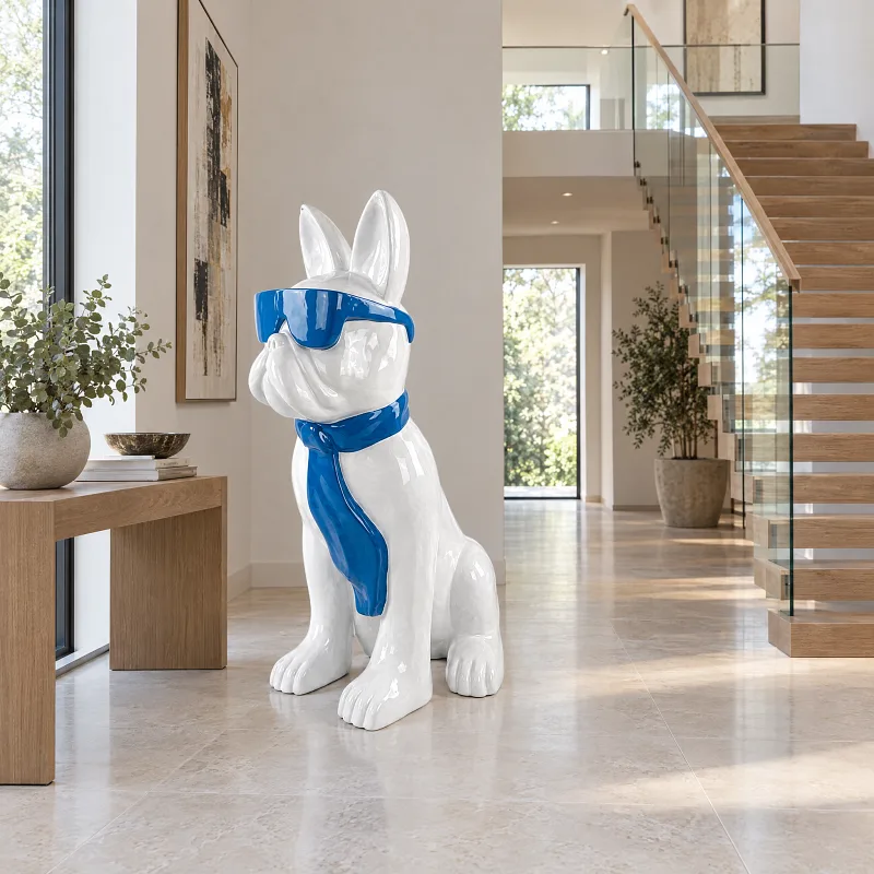 Weiße Bulldoggen-Skulptur mit blauer Sonnenbrille in einem hellen Eingangsbereich