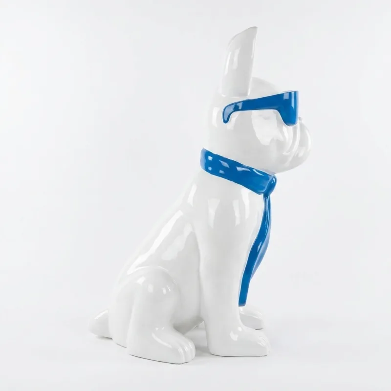 Weiße Bulldoggen-Skulptur mit blauem Halstuch, Seitenansicht