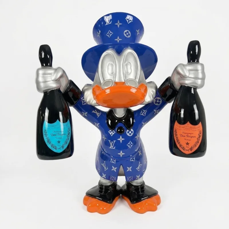 Enten-Skulptur in blauem Anzug mit Zylinder und zwei Champagnerflaschen, Vorderansicht