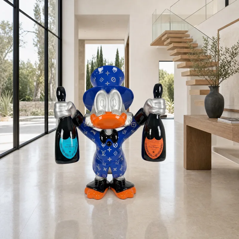 Blaue Champagner-Ente in einem hellen Eingangsbereich mit Treppe