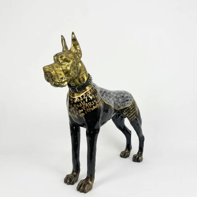 Dobermann-Skulptur in Schwarz-Hochglanz mit goldenem Kopf und Gold-Lettering, schräg von vorn