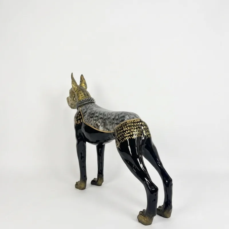 Dobermann-Skulptur in Schwarz und Gold, Rückansicht mit Dollar-Print
