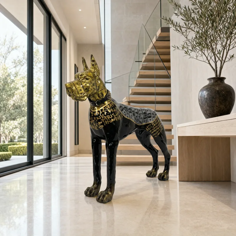 Schwarz-goldene Dobermann-Skulptur in einem hellen Eingangsbereich mit Treppe