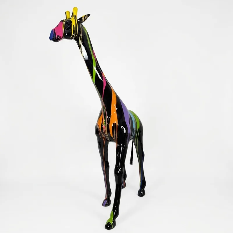 Schwarze Giraffen-Skulptur mit bunten Farbläufen, schräg von vorn