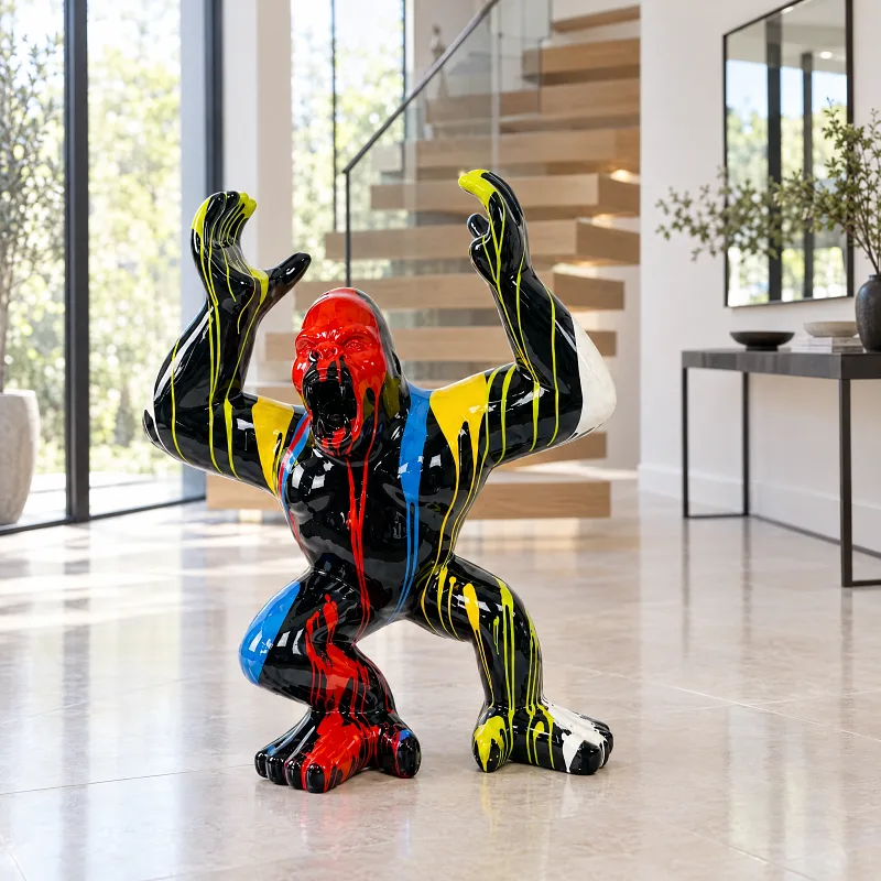 Schwarze Gorilla-Skulptur mit Farbläufen in einem hellen Eingangsbereich mit Treppe