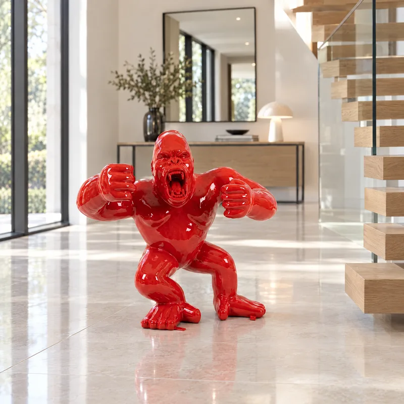 Rote Gorilla-Skulptur in einem hellen Eingangsbereich mit Treppe