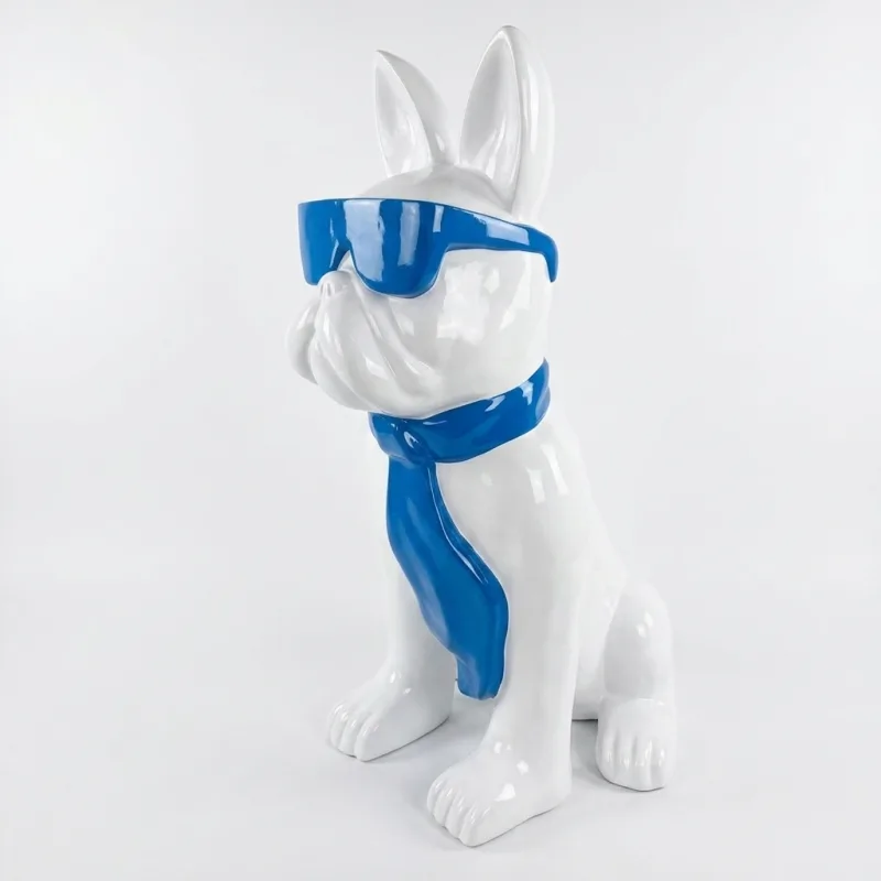 Weiße Bulldoggen-Skulptur mit blauer Sonnenbrille und blauem Halstuch, schräg von vorn