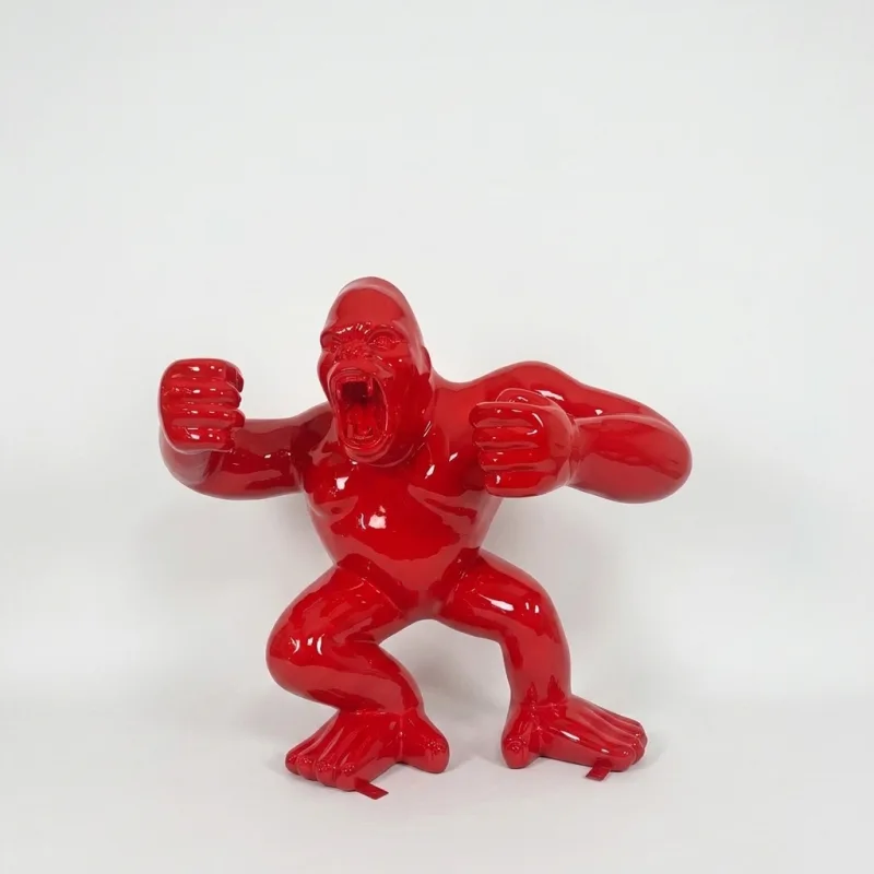 Rote Gorilla-Skulptur in Hochglanz mit geballten Fäusten, Vorderansicht